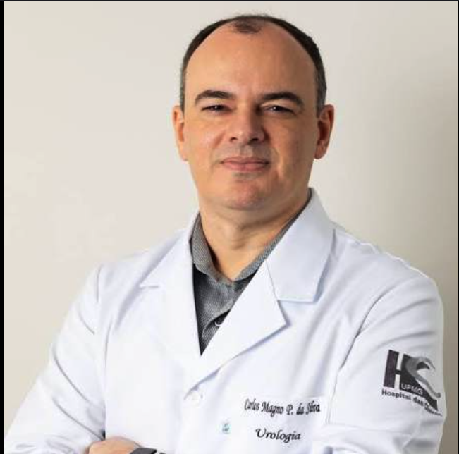 Dr. Carlos Magno em jaleco branco
